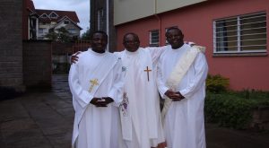 ( Au centre le père Loua et de gauche à droite: les diacres R. Gbèdolo   et J.A. Touloulou)