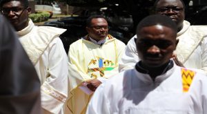 Le Père John Okoria SJ au centre de la photo